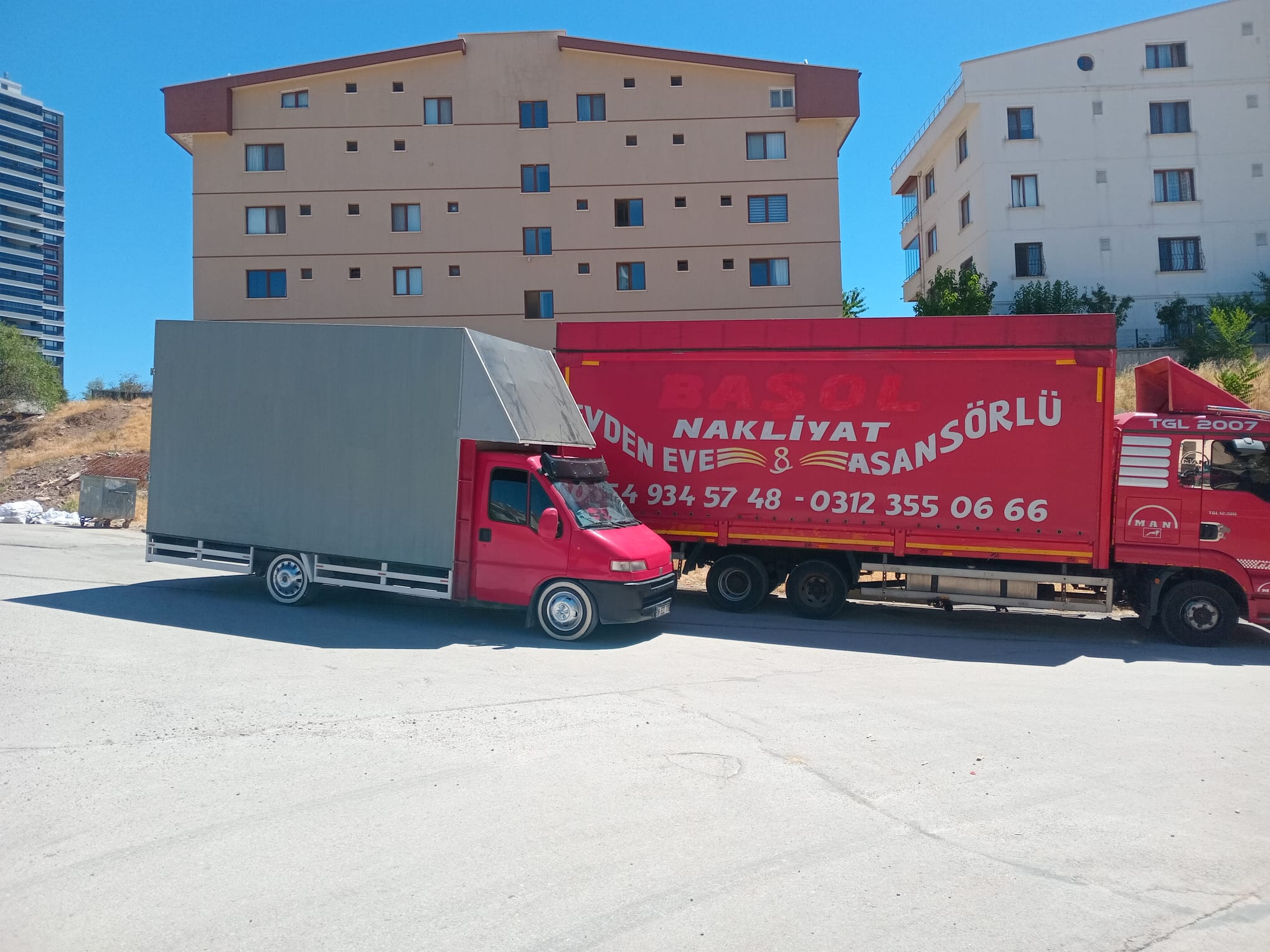Ankara Nakliyat - Basol Nakliyat İki kırmızı nakliyat kamyonu açık havada